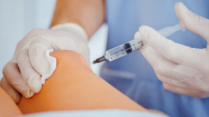 Khớp gối kêu lạo xạo là bệnh gì? Nguyên nhân và cách điều trị 7 Tiêm dịch chất nhờn khi khớp gối kêu lạo xạo