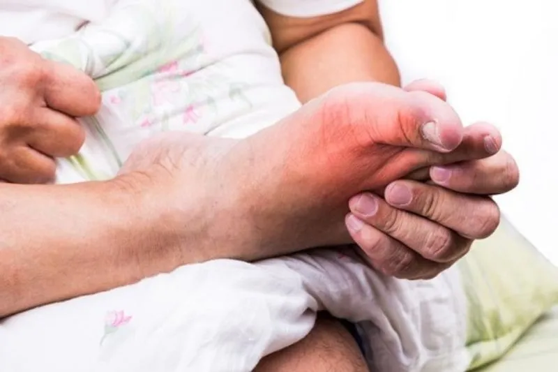 Cảnh giác với các biến chứng khó lường do lạm dụng tiêm khớp  5 Không ít trường hợp phải nhập viện cấp cứu do tiêm khớp tại cơ sở không đúng quy định, dẫn đến bị nhiễm khuẩn khớp, viêm tấy...