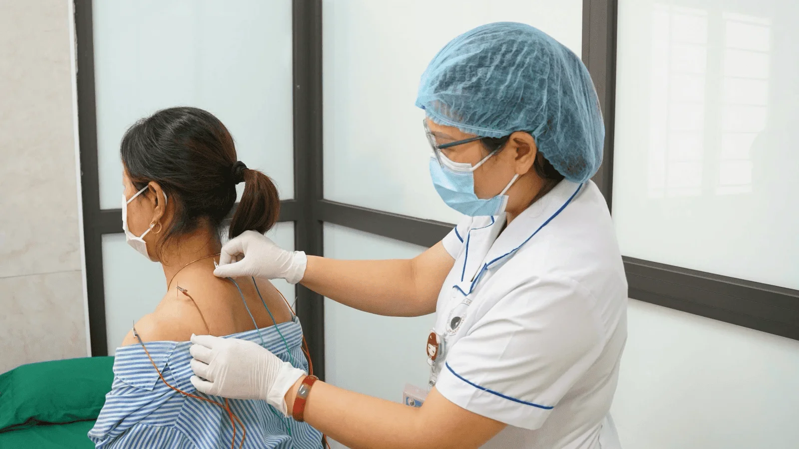 Đến cơ sở y tế chuyên khoa cơ xương khớp hoặc thần kinh khi đau cổ vai gáy kéo dài trên 2 tuần dù đã điều chỉnh tư thế và tập luyện, đau tăng lên về đêm, ảnh hưởng giấc ngủ