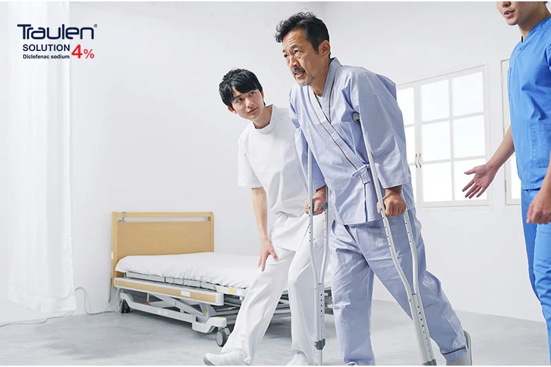 Dùng nạng nách tập đi giúp khớp trở nên mềm mại hơn cũng là 1 phương pháp phục hồi chức năng