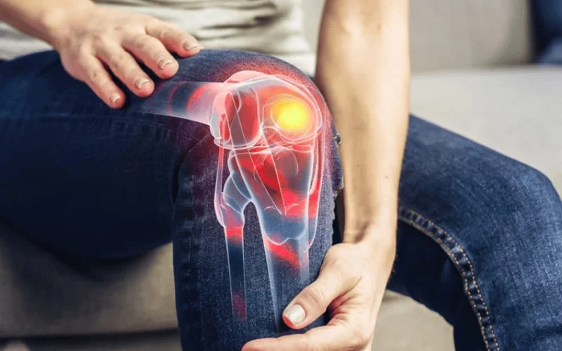 Diclofenac cho người cao tuổi - Hướng dẫn an toàn và hiệu quả dựa trên bằng chứng khoa học 4 Trong thoái hóa khớp, Diclofenac giúp giảm đau và viêm tại các khớp bị ảnh hưởng, đặc biệt là khớp gối và khớp hông