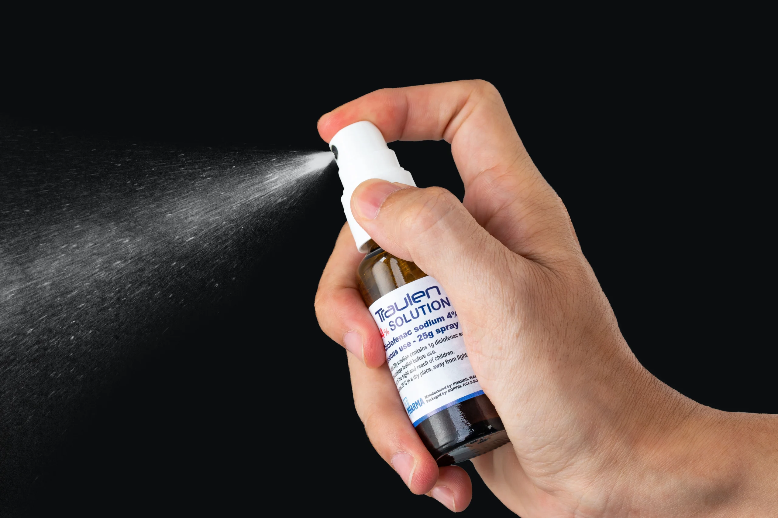Diclofenac cho người cao tuổi - Hướng dẫn an toàn và hiệu quả dựa trên bằng chứng khoa học 6 Xịt giảm đau Traulen 4% Diclofenac điều trị tại chỗ đau và viêm do thấp khớp hoặc do chấn thương ở khớp, cơ, gân và dây chẳng