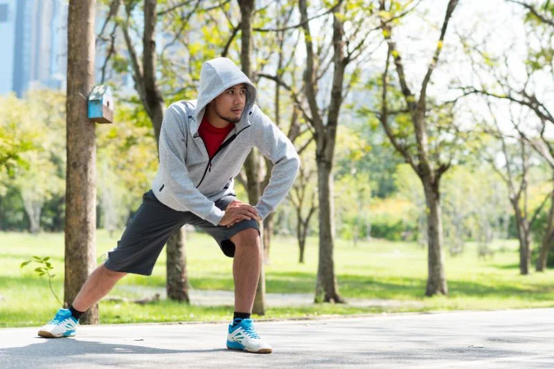 Khởi động và giãn cơ đúng cách trước khi chạy giúp tăng lưu lượng máu đến cơ bắp, từ đó ngăn ngừa chấn thương hiệu quả