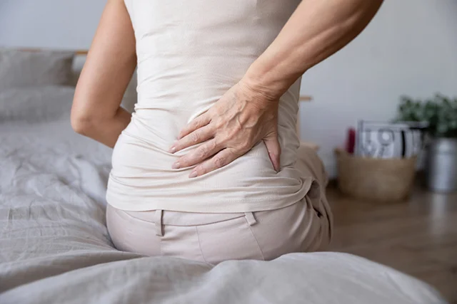 Ngồi bắt chéo chân trong thời gian dài sẽ gây đau nhức vùng hông, xương chậu kéo xuống mông, chân, các ngón chân gây ra trạng thái khó di chuyển