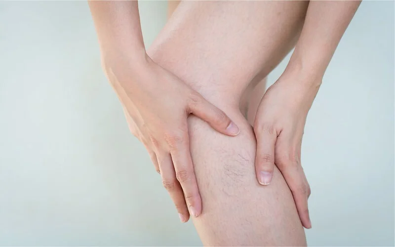 Ngồi bắt chéo chân làm tăng áp lực lên các tĩnh mạch bơm máu về tim, đè ép giữa hai bắp đùi sẽ làm lưu thông máu ngưng trệ