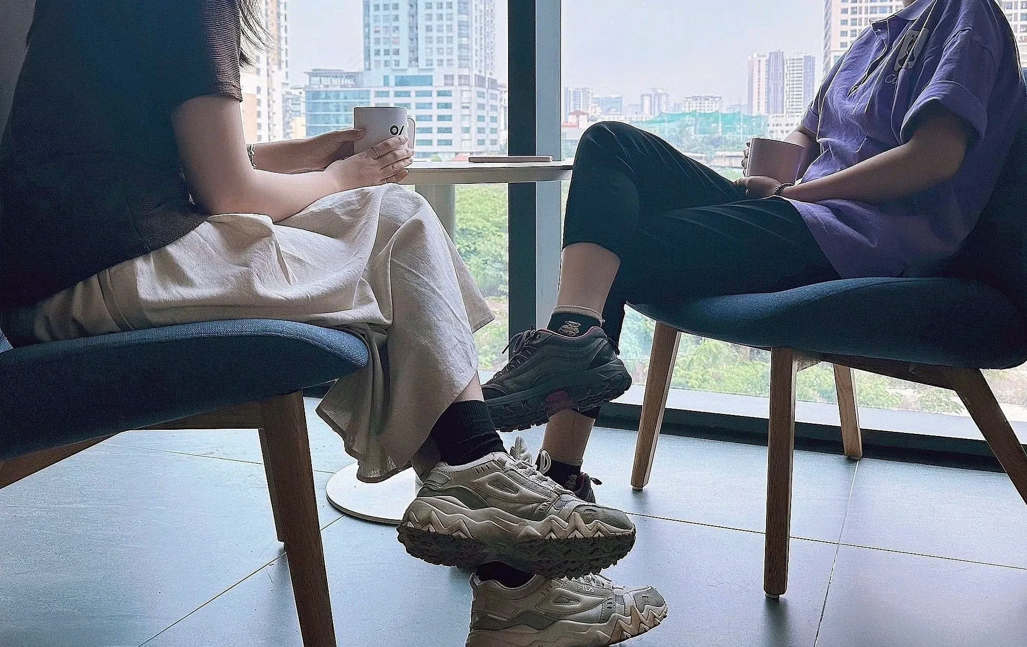 Ngồi bắt chéo chân gây đè nén các dây thần kinh phía sau đầu gối làm tê bì, nặng chân